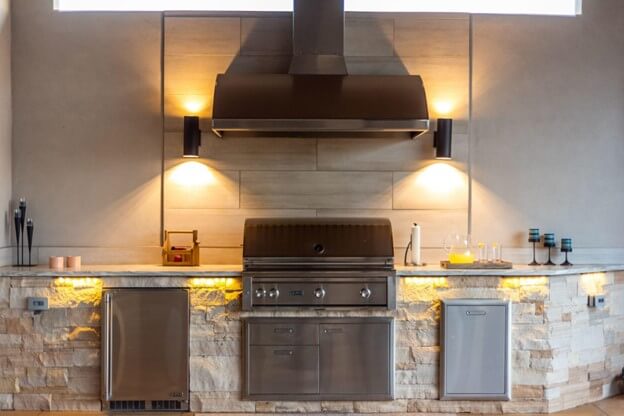 Outdoor Kitchen with Porcelain Backsplash